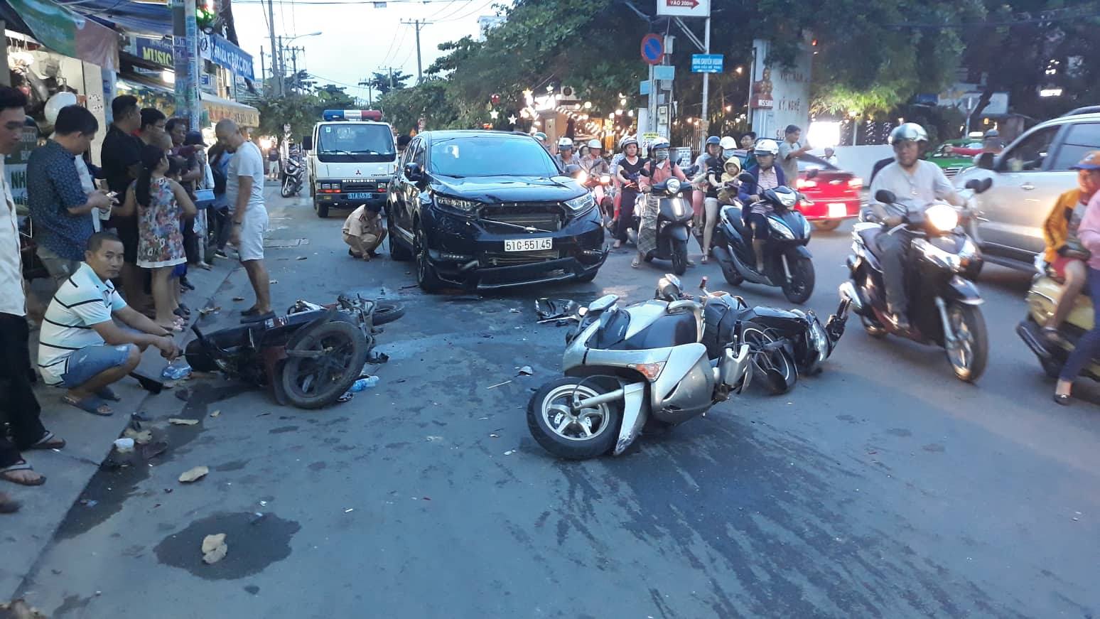 Ô tô “đại náo” phố Sài Gòn, người và xe máy văng tứ tung