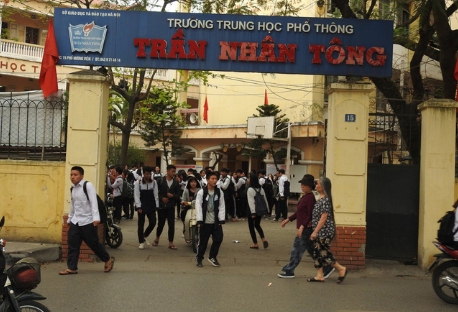 Hà Nội: Nhiều học sinh lớp 12 nhập viện do bị mảng vữa trần rơi trúng đầu